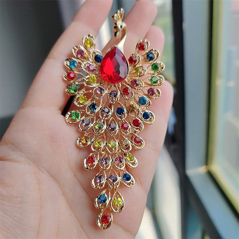 Luxury and fashionable peacock pin